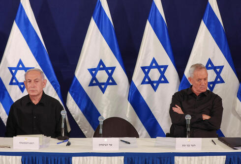 PM Netanyahu<span style="font-weight: normal;"> (left) </span>and Benny Gantz 