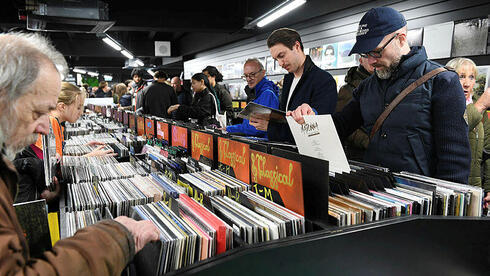 8,000 תקליטים ו-12 אלף תקליטורים: חנות המוזיקה HMV בלונדון נפתחה מחדש 