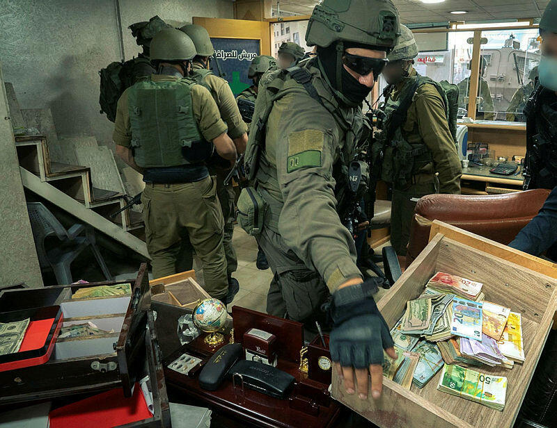 כוחות צה"ל חיילים מחרימים כסף מזומן מ חמאס ליד רמאללה