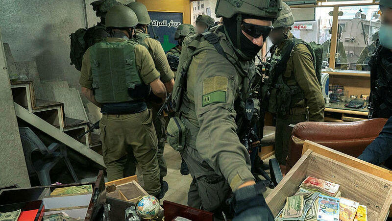 כוחות צה"ל חיילים מחרימים כסף מזומן מ חמאס ליד רמאללה