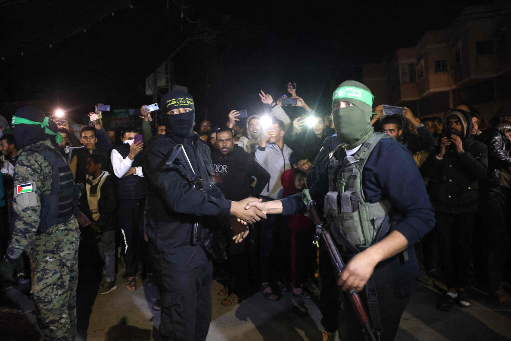 מלחמת עזה מחבלי חמאס ו ג'יהאד לוחצים ידיים אחרי שחרור החטופים 28.11.23
