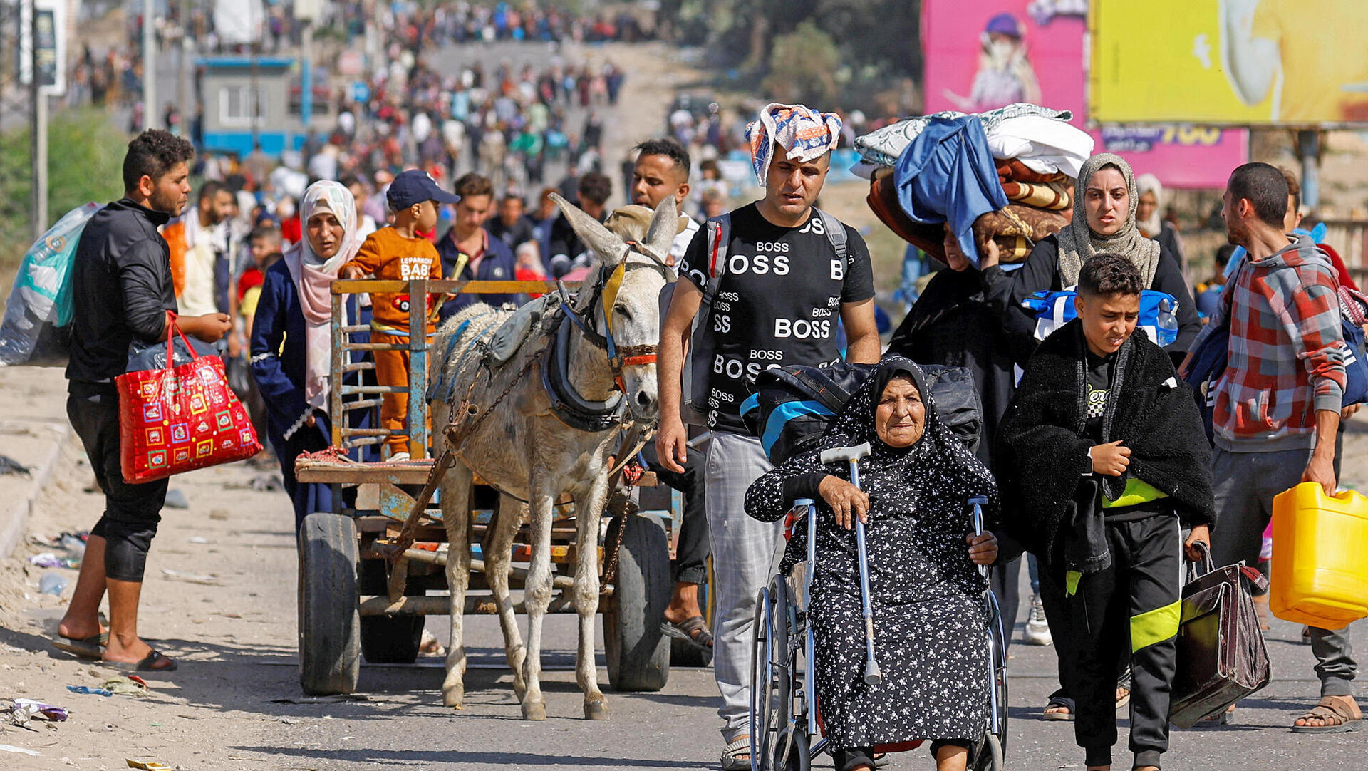 מוסף שבועי 30.11.23 פליטים מ עזה בדרכם לדרום הרצועה