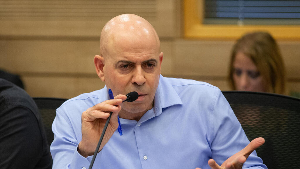 ישראל אבישר (צילום: אלכס קולומויסקי) ישראל אבישר מנהל אגף כלי ירי ועדת ביקורת המדינה 29.11.23