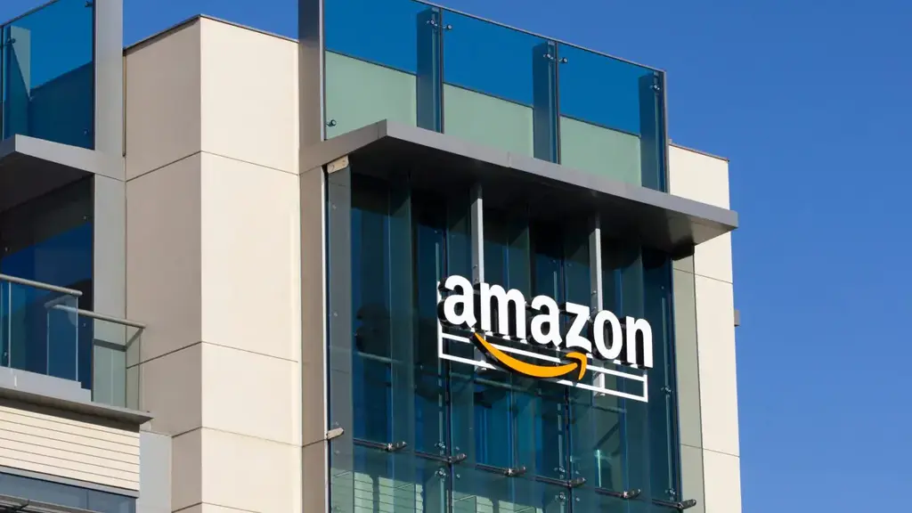 אמזון (צילום: Tada Images | Shutterstock) אמזון לוגו צ'אבוט Q