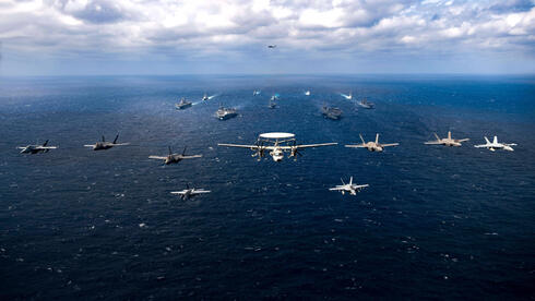 צי אמריקאי והכוח האווירי שלו - מטוסי F18, F35 ומכ"מים מוטסים E2, צילום: USN