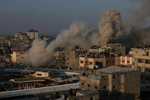 הפצצה של צה"ל ברפיח, הבוקר, צילום: SAID KHATIB / AFP