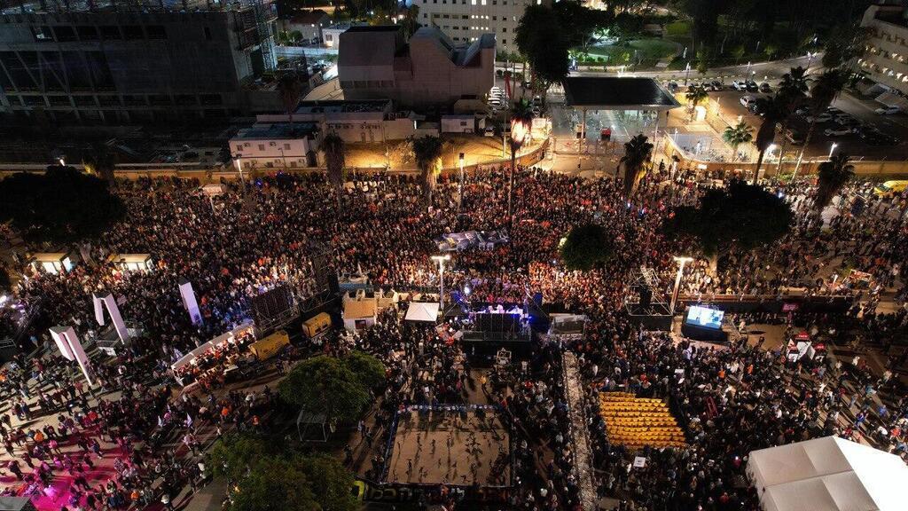 עשרות אלפי מפגינים הערב בכיכר החטופים בתל אביב