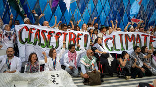 הפגנה נגד ישראל ב ועידת האקלים ב דובאי 3.12.23