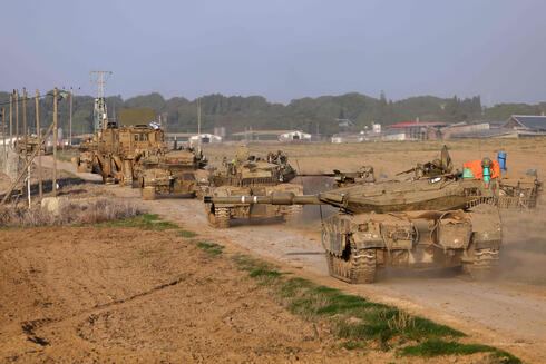 טנקים של צה"ל בגבול עזה, אתמול, צילום: Menahem KAHANA / AFP