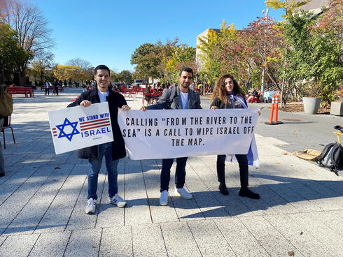 הפגנה פרו ישראלית באוניברסיטת הרווארד. במרכז נמרוד רביד, צילום: נמרוד רביד