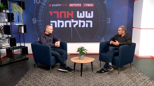 Izhar Shay (left) and Calcalist reporter Meir Orbach. 