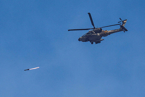 מסוק קרב של צה"ל תוקף ברצועת עזה, צילום: רויטרס