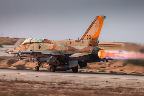 מטוס F16 ממריא עם ארבע פצצות, צילום: חיל האוויר