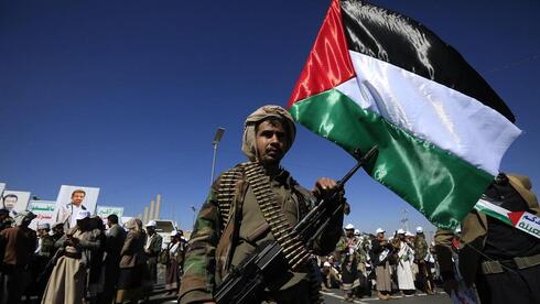 Houthi soldier with Palestinian flag 