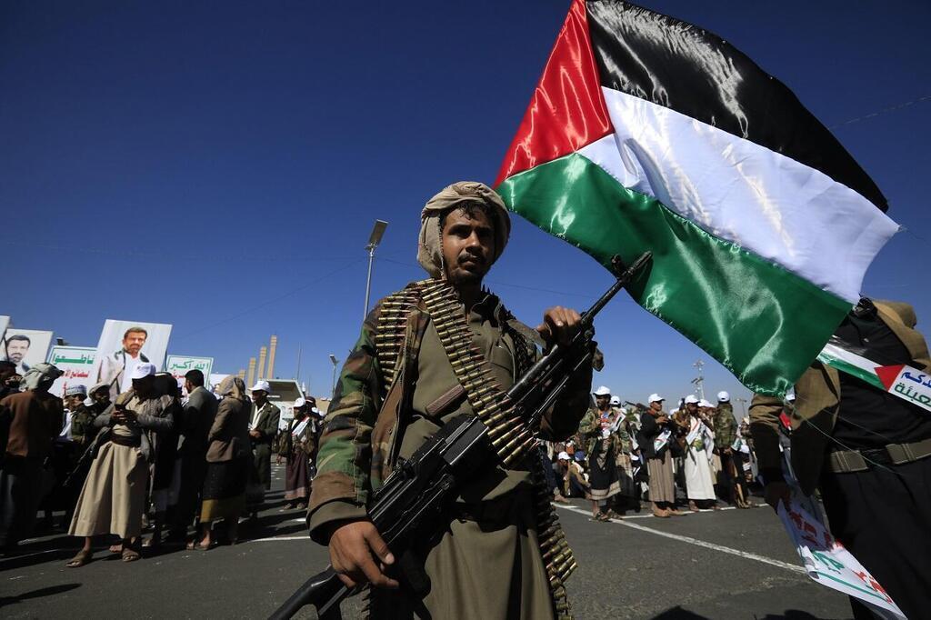 לוחם חות'י חות'ים תימן עם דגל פלסטין