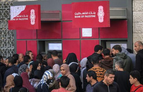 סניף של בנק אוף פלסטין בחאן יונס השבוע, צילום: בלומברג