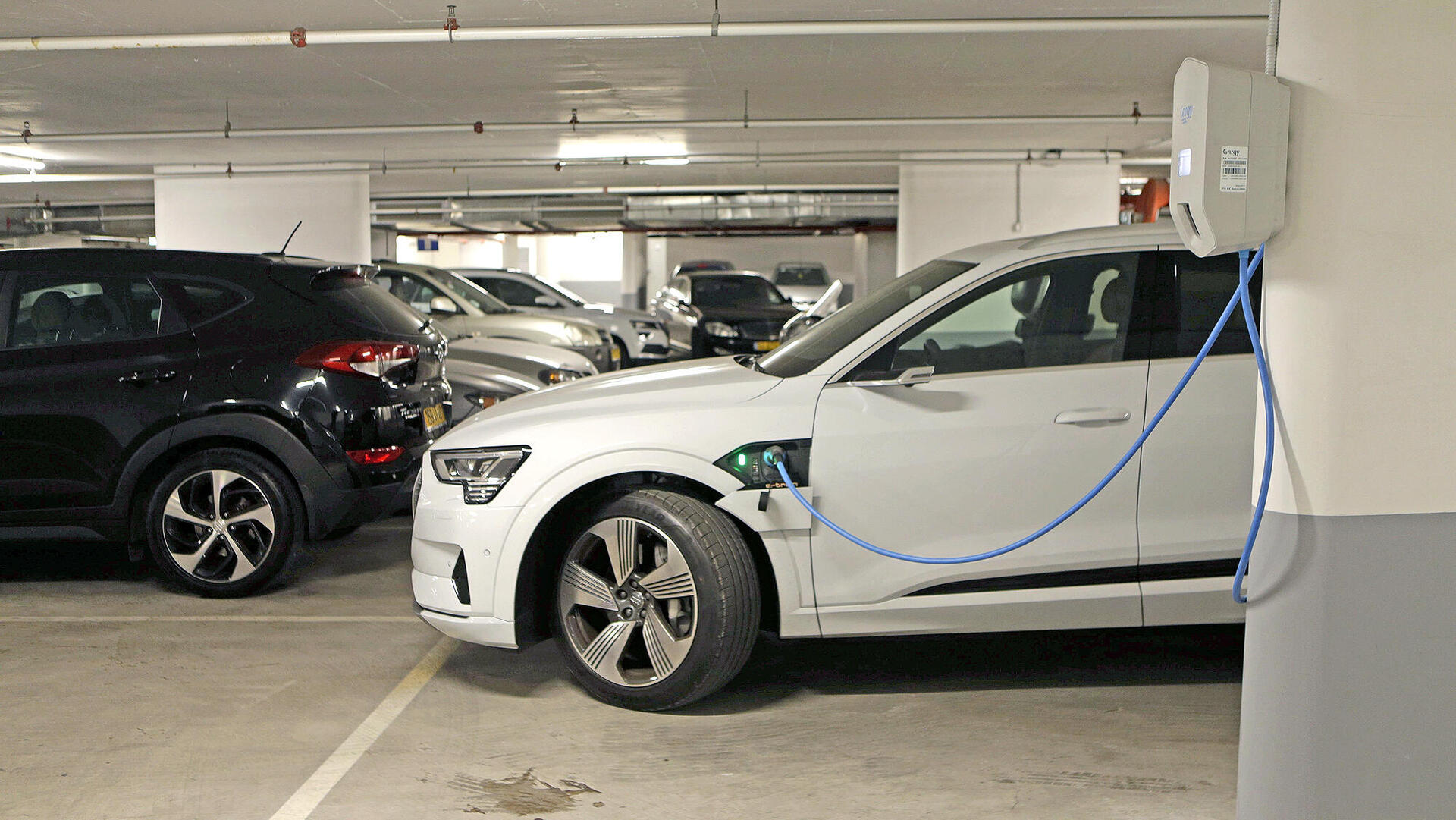 רכב אאודי חשמלי ב עמדת טעינה ביתית