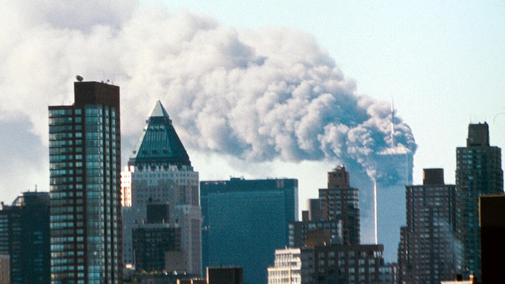 מגדלי התאומים עולים באש ב 11 בספטמבר 2001