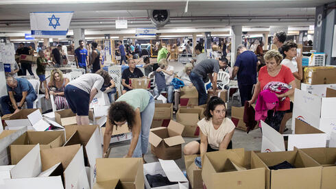 מתנדבים בחמ"ל סיוע למפונים בתל אביב, צילום: Amir Levy/Getty Images