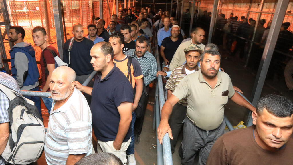 מלמעלה: פועלים פלסטינים ממתינים להיכנס לישראל במחסום בקלקיליה ועובדי בניין בעבודות שלד.