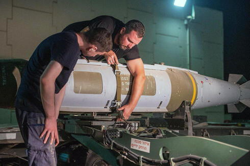 אנשי צוות קרקע מכינים פצצת ברד כבד למשימה, צילום: חיל האוויר