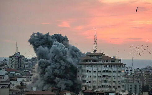 פצצות GPS פוגעות בבניין עזתי, צילום: AFP