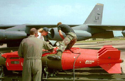 ניסוי מוקדם בפצצה מונחית GPS, צילום: USAF