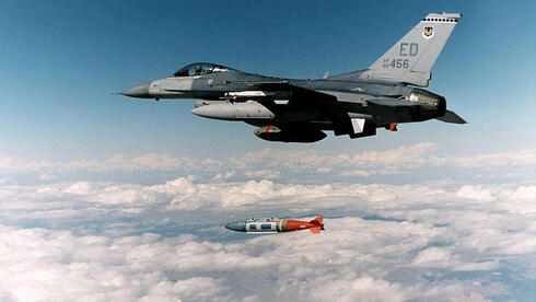 F16 אמריקאי מטיל פצצת JDAM בניסוי גובה רב, צילום: USAF