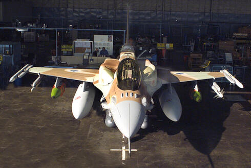 מטוס F16i ישראלי במהלך בדיקות התאמה לפצצת ה-GPS החדשה, צילום: LMTAS