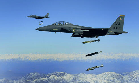 מטוסי F15 מטילים פצצות JDAM, צילום: USAF