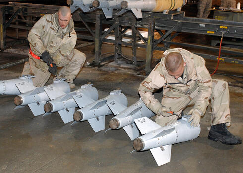צוותים אמריקאים מטפלים בזנבות JDAM, צילום: USAF