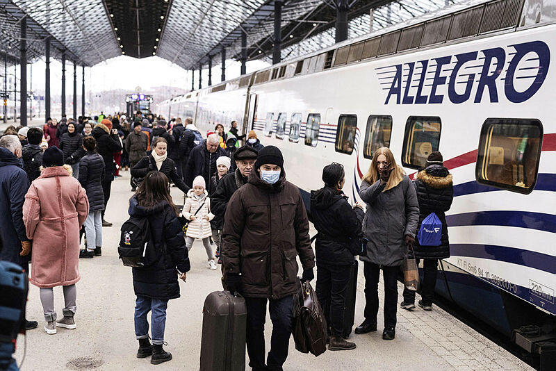 נוסעים של רכבת אלגרו מרוסיה לפינלנד הולכים על הרציף בהלסינקי