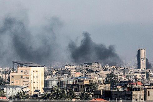 עשן מיתמר בחאן יונס, צילום: SAID KHATIB / AFP