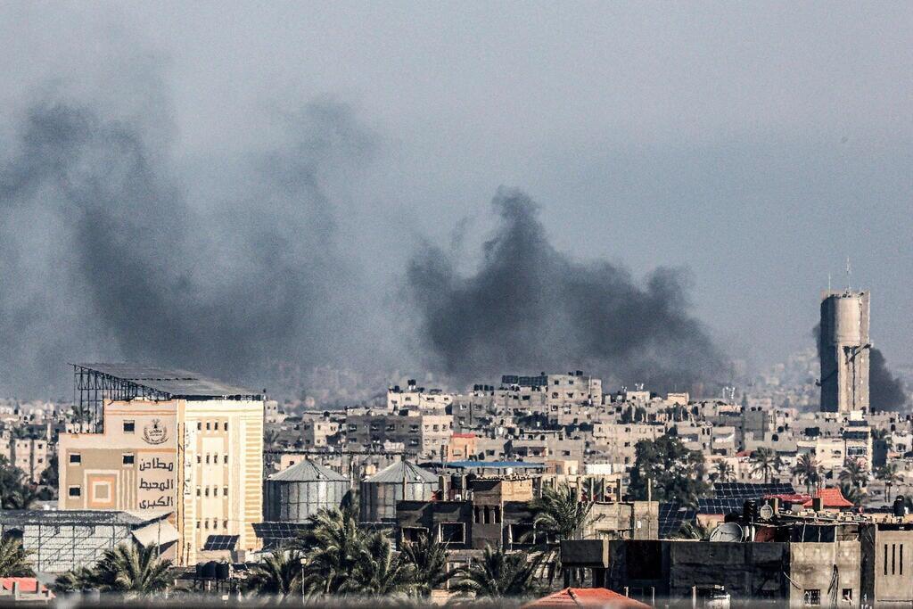 עשן מיתמר בחאן יונס רצועת עזה חרבות ברזל 15.12