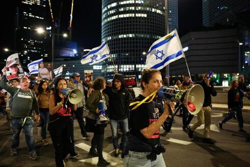הפגנת משפחות החטופים בתל אביב, אמש, צילום: REUTERS/Violeta Santos Moura)