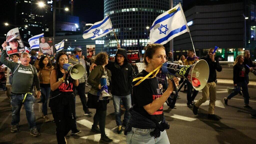 הפגנת משפחות החטופים בתל אביב 15.12 חרבות ברזל