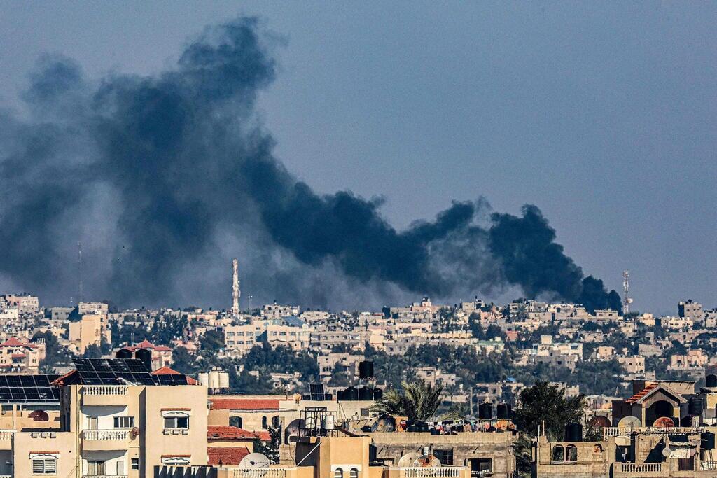 עשן מיתמר בחאן יונס רצועת עזה חרבות ברזל 15.12