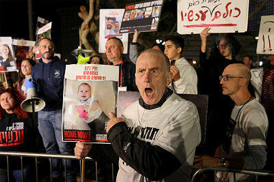 הפגנה להחזרת החטופים, אמש בתל אביב, צילום: AHMAD GHARABLI / AFP
