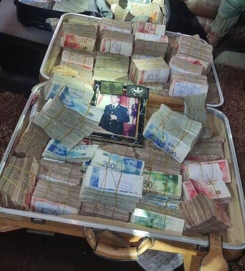 מזוודת הכסף שמצא צה"ל בביתו של בכיר חמאס,  צילום: דובר צה"ל