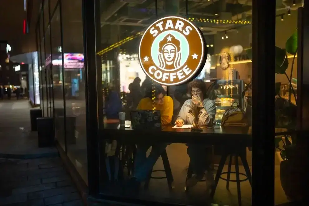 בית קפה סטארס במקום סטארבקס מוסקבה רוסיה