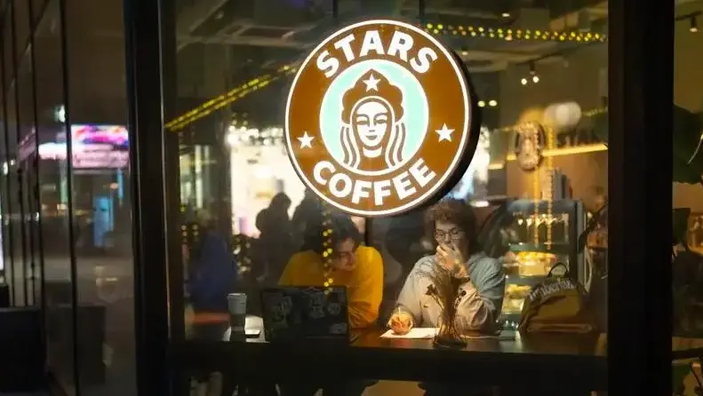 בית קפה סטארס במקום סטארבקס מוסקבה רוסיה