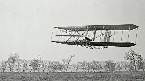 הדגמה מאוחרת יותר של הפלייר באוויר, צילום: NARA