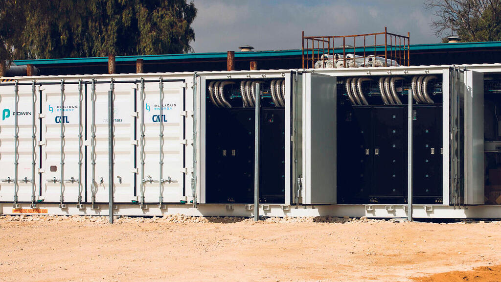 מתקן אגירת חשמל של נופר אנרגיה ( צילום: ארז עוזיר) מתקן אגירת חשמל של נופר אנרגיה