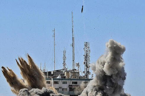 פצצות צה"ליות פוגעות במבנה עזתי, צילום: AFP