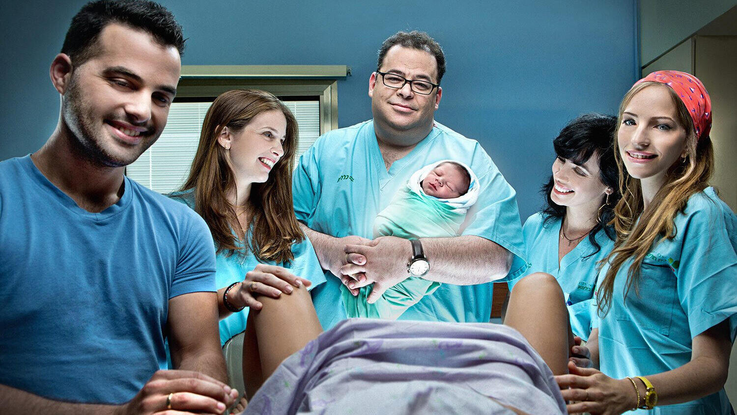 פנאי במרכז פרופסור יריב יוגב  אוחז ב תינוק  מתוך העונה השנייה של בייבי בום