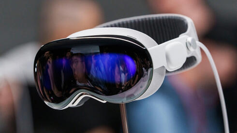 Apple Vision Pro mixed reality glasses
