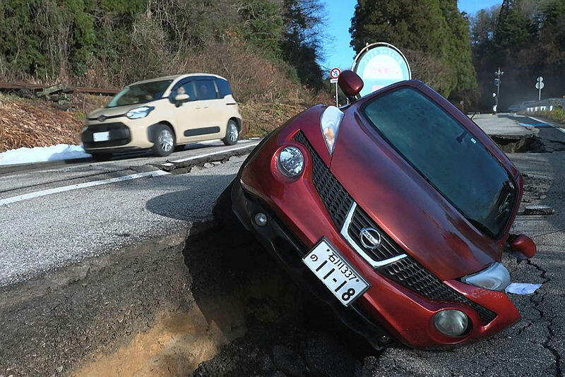 רעידת אדמה ב אישיקאווה יפן רכב מעוך 2.1.2023