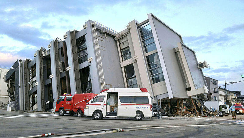 בית הרוס ב רעידת אדמה ב אישיקאווה יפן 2.1.2023