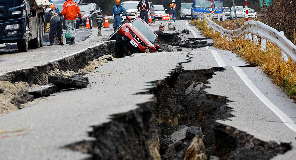 פוטו רעידת אדמה יפן כביש מבוקע ליד העיר אנמיזו 