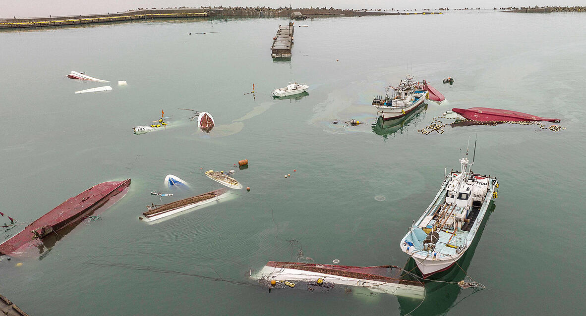 פוטו רעידת אדמה יפן ספינות הפוכות בנמל סוזו 